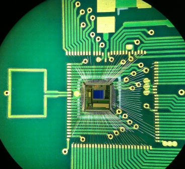 A close-up of the new chip, equipped with a radio transmitter, which is powered by a natural battery found deep in the mammalian ear.  Image: Patrick P. Mercier