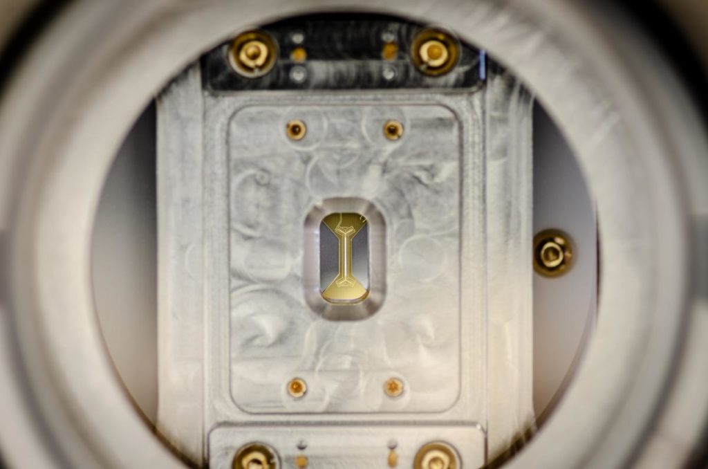 Image 3_IonTrap-mounted.jpg